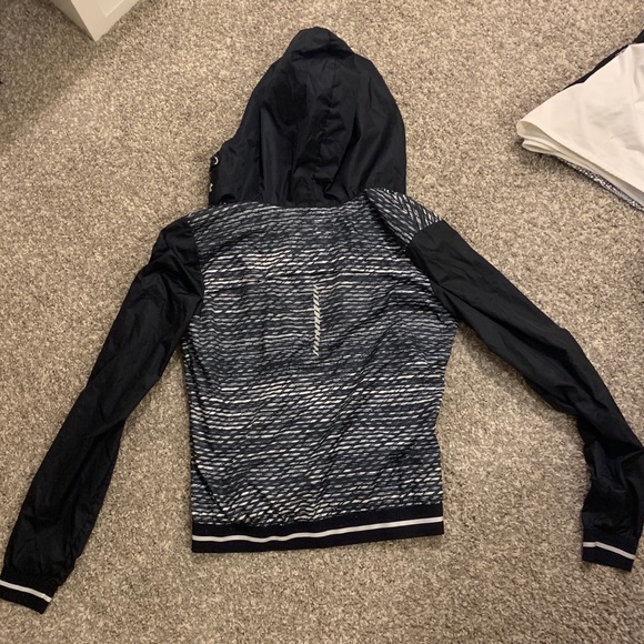 Under armour wind breaker - Picture 2 of 3